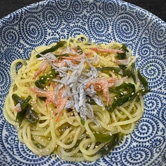桜えびとじゃこ　茎わかめのペペロンチーノの写真