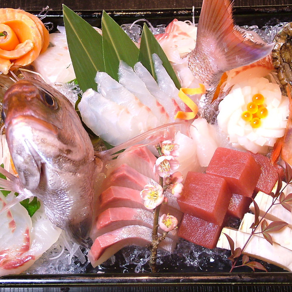 朝水揚げされたばかりの季節の地魚を贅沢にお造りにしました。お魚の鮮度・味ともに自信あり！