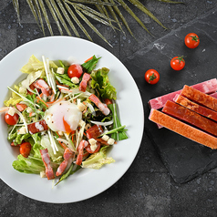 温玉とベーコンのシーザーサラダ