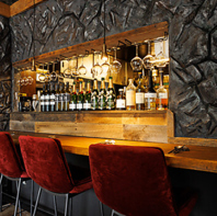 重厚感のある落ち着きのある店内で高級イタリアンのお店