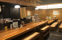 お一人様でも気兼ねなくご利用いただけるカウンター席もございます。お仕事帰りのサク飲みやランチにも最適。活気ある店内を眺めながら、こだわりのもつ鍋や逸品料理をじっくりとご堪能ください。