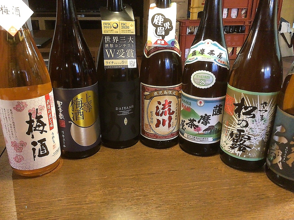 カウンター上には約３０本の焼酎が、宴会の時大将に言ってもらいましょう。