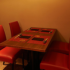 当店の4人かけテーブル席は、ゆったりと食事を楽しめる空間です。家族や友人との会話も弾み、気兼ねなくくつろげる居心地の良さが魅力。接待や記念日、普段のお食事など、幅広いシーンで快適にお過ごしいただけます。