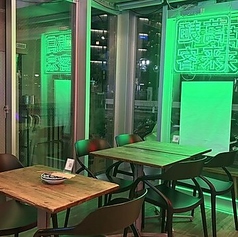 【サクッと飲みにおすすめ】お仕事帰りのサク飲み、サク飯でもどなたでもお気軽にご利用いただける2人掛けのテーブル席をご用意しております。