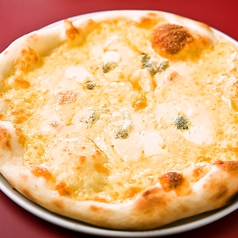 クワトロ・フォルマッジ（4種チーズのピザ）
