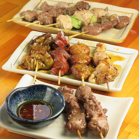 新鮮な生肉を丁寧に串打ちした炭火焼き鳥や串焼きが自慢です。の写真