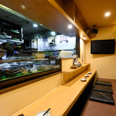 【カウンター席】8名様までご利用可能です。富山の旬な食材を生かしたお刺身・魚料理など、100種類以上のメニューをご用意！温かい明りが灯る落ち着く店内で是非ごゆっくりとお寛ぎくださいませ。