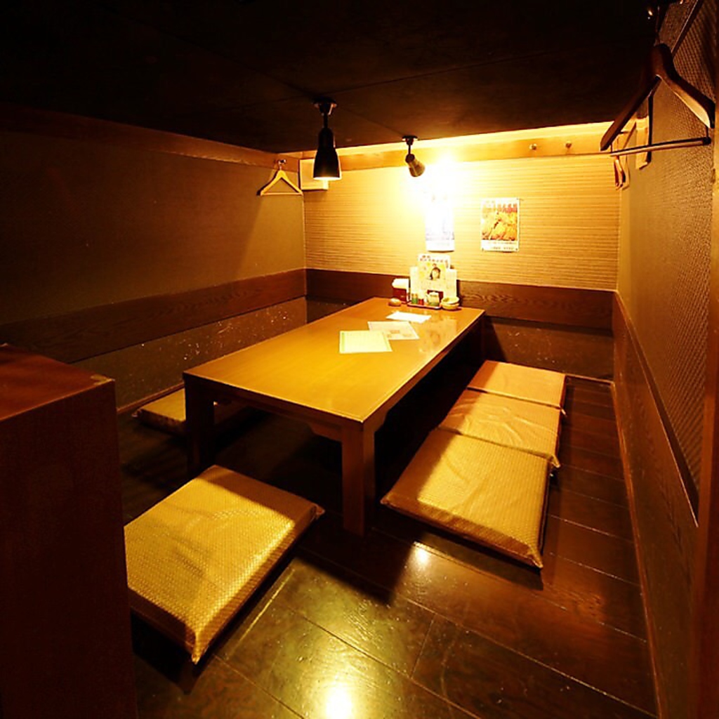 店内に入ると階段やロフト席ありの面白い造り♪落ち着いた雰囲気でリーズナブルに料理を楽しめます！