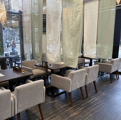 お席の間は区切っていますが、団体様の場合は仕切りを取り外してつなげてご利用いただくことも可能です。