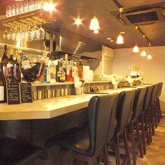 落ち着いた雰囲気のカウンター席。スタッフとの会話も弾む当店の特等席♪カップルでのデートに最適です♪昼飲みも大歓迎です！