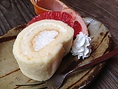 自家製口どけチーズロールケーキ　540円♪生地とクリーム、両方にチーズを混ぜこんだ贅沢な一品です。