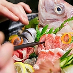 毎朝市場より直送の新鮮な旬の魚を豪快に盛り合わせ。日替わりの厳選素材をお楽しみ下さい。