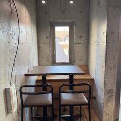 【テーブル席　4名様× 1】当店のテーブル席は、4名様用を1卓ご用意しております。少人数でのお食事やご友人との楽しいひとときに最適です！落ち着いた雰囲気の中で、心ゆくまでお食事をお楽しみください。お料理と共にお酒を味わいながら、特別な時間をお過ごしいただけます。ご来店お待ちしております！