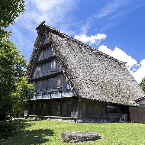 地元の名物料理をかやぶき屋根の趣ある店内で楽しめるお店