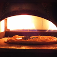 約400℃の釜で焼き上げるからこそのこのピザの味！