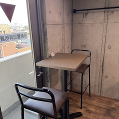 【テーブル席　2名様× 1】当店のテーブル席は、2名様用を1卓ご用意しております。デートや親しいご友人とのお食事にぴったりな落ち着いた空間となっております。ゆったりとした雰囲気の中、熱々の鉄板焼きやお酒を楽しみながら、特別なひとときをお過ごしください♪お待ちしております！