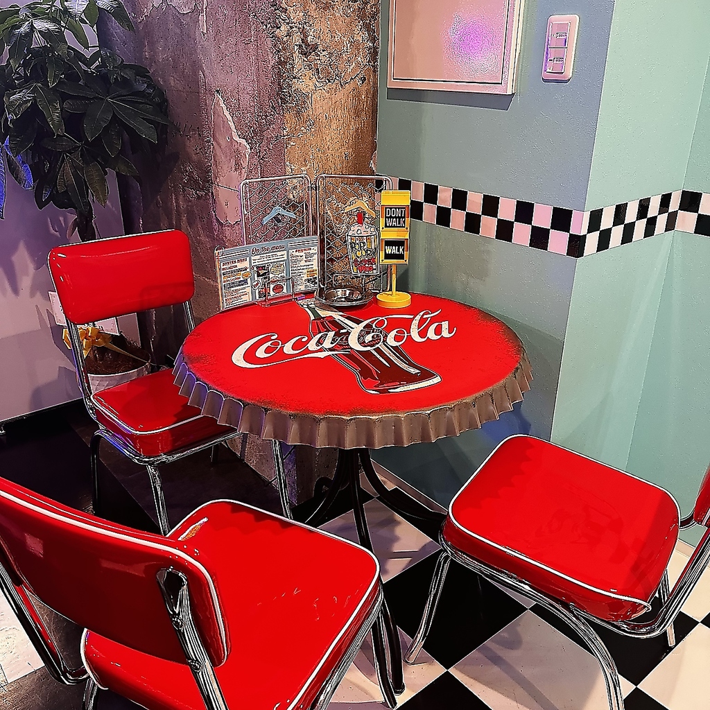 【映える店内♪】新感覚のネオンが煌めく、明るい雰囲気の店内はまるでアメリカにトリップした気分！