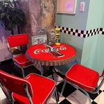 【映える店内♪】新感覚のネオンが煌めく、明るい雰囲気の店内はまるでアメリカにトリップした気分！