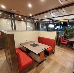 全席テーブル席でのご用意。ゆったりとした時間をお過ごし下さい。