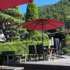 古民家に寄り添うテラス席。木々の緑や風の気配を感じながら、ゆったりとお食事をお楽しみいただけます。4名掛けテーブル3卓をご用意。ペット同伴はテラス席のみ可能です。荒天時はご利用いただけない場合がございます。