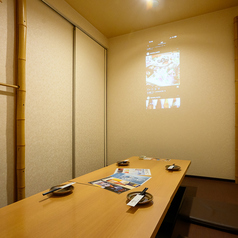 【少人数向けプロジェクター付完全個室】使い方は自由自在！送別会やお祝い、記念日など…好きな映像を投影しながら自分たちだけの特別な時間をお過ごしいただけます♪