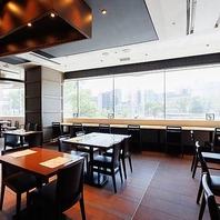 那珂川とであい橋を一望する開放的なロケーション