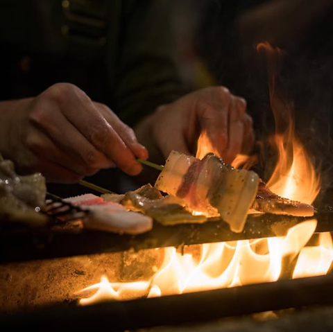 炭火焼き上げた本格焼き鳥を請託に楽しめる隠れ家居酒屋