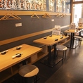 店内には4名様掛けテーブルを全4卓完備。同僚との食事や女子会、小規模なお集まりにも使いやすいお席です。会話を楽しみながら、天ぷらとワインを心ゆくまでどうぞ。