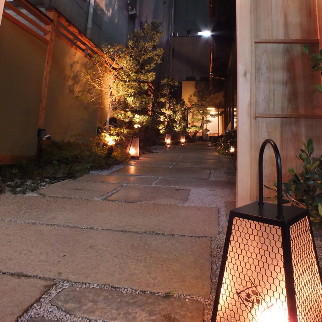 生田新道のドンキホーテとホテルビーの間の道を北へすぐ…石畳の玄関を奥へ…