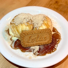 バニラアイス　ロータス添え