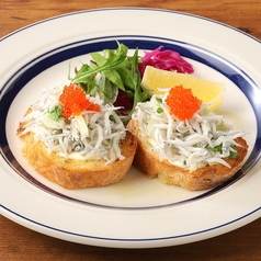 瀬戸内産釜揚げシラスとセロリのクロスティーニ