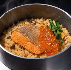 サーモンとイクラの釜飯