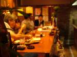 漂う美味しい香りに誘われて…夜になると大人達が集い、和洋韓の料理とお酒を楽しむ姿が。