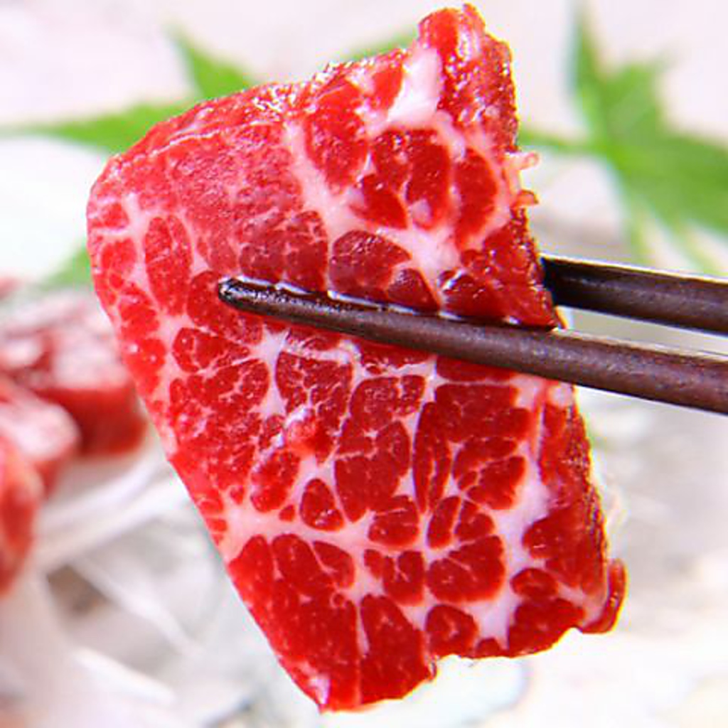馬刺しは熊本の契約農家から直送！赤身787円/心臓840円/タン945円/霜降り1260円