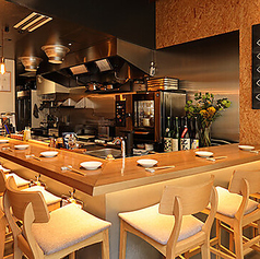 1階のカウンター席は、自然素材の温かみを感じる落ち着いた空間が魅力です。オープンキッチンでは、シェフが手際よく料理する様子を間近で見ることができ、食事が一層楽しくなります。香ばしい料理の香りに包まれながら、特別なひとときをお楽しみいただける、心地よい雰囲気の場所です。ぜひお越しください！