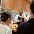 板場の大将の動きや華麗な技を臨場感たっぷりに味わえます。高級感ある設えですが、空気は温かく。粋で活気ある雰囲気の中、鮪愛が止まらない気さくなスタッフがお出迎え。肩肘張らずに楽しめます。