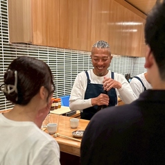 板場の大将の動きや華麗な技を臨場感たっぷりに味わえます。高級感ある設えですが、空気は温かく。粋で活気ある雰囲気の中、鮪愛が止まらない気さくなスタッフがお出迎え。肩肘張らずに楽しめます。