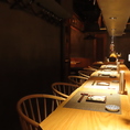 カウンター席を9席ご用意しており、おひとり様でもお気軽にご利用いただけます。落ち着いた雰囲気の中で、店主の技を目の前で楽しみながら、特別な料理を味わってください。心地よい時間をお過ごしいただけます。