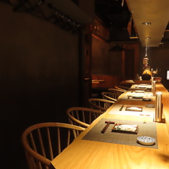 カウンター席を9席ご用意しており、おひとり様でもお気軽にご利用いただけます。落ち着いた雰囲気の中で、店主の技を目の前で楽しみながら、特別な料理を味わってください。心地よい時間をお過ごしいただけます。