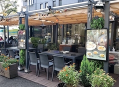 開放的なテラス席でお食事を楽しめます。