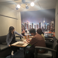 ２階席　貸切です。こちらのソファー席と六角の席の合計１０名様までのお席です。