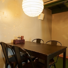 【モダンな雰囲気のテーブル席♪】1階のテーブル席は2名様～の少人数でご利用可能です♪人数に合わせて席数を調節できますので、少人数～10名以上の宴会にも対応可能です！女子会・友人同士の飲み会・ママ会など、ちょっとした集まりにも使いやすいゆったりとしたお席です♪寛ぎのひと時をお楽しみください♪