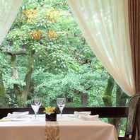 森の中にあるレストラン。一年中緑が眺められる贅沢さ。