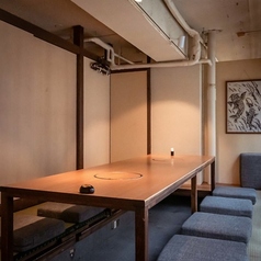 【掘りごたつ完全個室|5~8名様×1室】会食やカジュアルなご宴会に。5~8名様までご利用可能な完全個室です。掘りごたつのため、椅子席のように足元を伸ばして快適にお過ごしいただけます。ご会食や打ち上げなどのご宴会はもちろん、ご友人との集まりやご家族のお食事にも最適です。