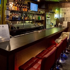 お一人様でのちょい飲みや、会話を楽しみたいなら断然カウンターへ。Bar CAT'Sのカウンターは、初めての方でもすぐに馴染める温かい雰囲気が自慢です。隣り合った人と自然と会話が弾み、気づけばみんなで乾杯！看板犬たちの愛らしい姿を眺めながら、最高に心地よい夜を過ごしませんか？