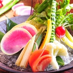 『朝もぎ野菜のがぶりつき 720円（税抜）』は新鮮な旬野菜を堪能できる一品です。