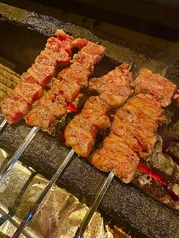 炭火でじっくりと焼き上げた【阿蘇あか牛串】わさび/にんにくタレの写真