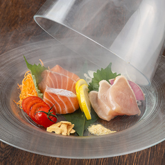 ゆずの小町名物 燻製鮮魚と鶏のたたきの燻製刺しの写真