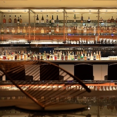 バーテンダーとの会話を楽しみながらゆっくりお過ごしください。