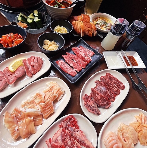 お席で焼く炭火焼肉は絶品◎カルビや上ミノなどの焼肉メニューをご賞味いただけます。